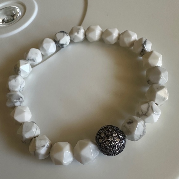 8mm Faceted Howlite Stretch Bracelet with Gunmetal Pave Spacer - Picture 3 of 6